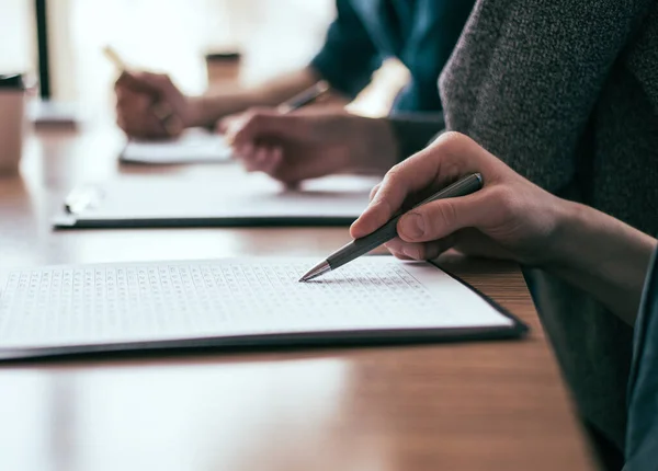 Fecha. um grupo de empregados trabalha com documentos comerciais. — Fotografia de Stock