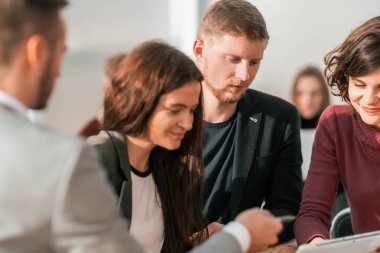 Çalışma grubu proje üzerinde çalışmak için dijital tablet kullanır