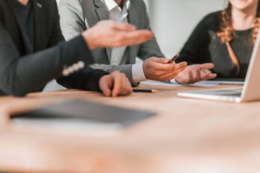 Kapat. Çalışma grubu grup toplantısında bir şey tartışıyor.