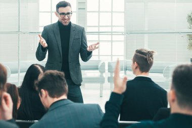 Proje yöneticisi iş ekibi için bir rapor hazırlıyor.