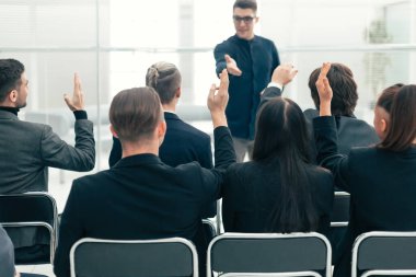 Dikiz aynası. İş brifinginde çalışanlar soru sorar