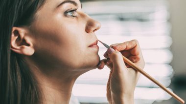 Kozmetik uzmanı, Spa salonundaki müşteriyle çalışıyor..