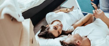 Genç çift yeni dairelerinin tasarımını tartışıyor..