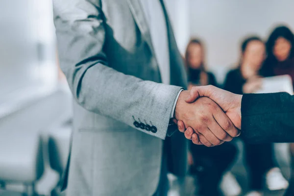 Nahaufnahme. Händedruck von Geschäftsleuten im Büro. — Stockfoto