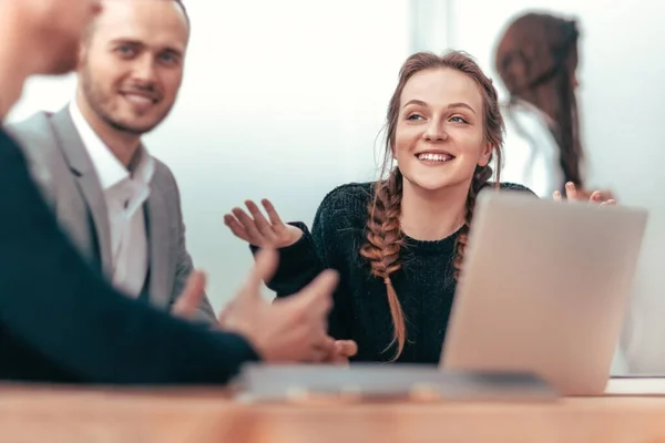 Vista laterale. i colleghi di lavoro usano il computer portatile all'incontro d'ufficio — Foto Stock