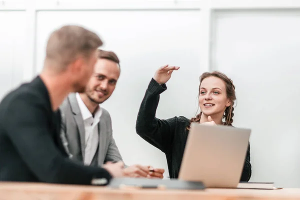 Jovem empresária faz um relatório em uma reunião de grupo — Fotografia de Stock