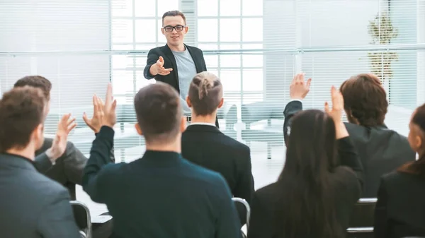 Orador haciendo preguntas durante el seminario — Foto de Stock