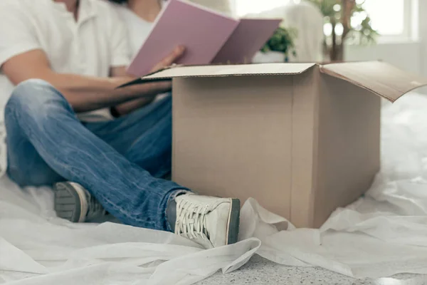 De cerca. pareja joven desempacando cajas en un apartamento nuevo. — Foto de Stock