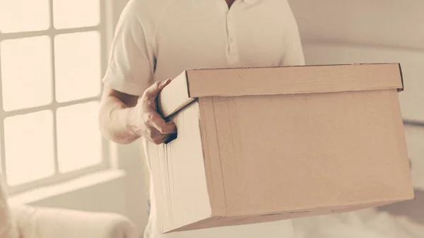 De cerca. una pareja joven con cajas en un apartamento nuevo. — Foto de Stock