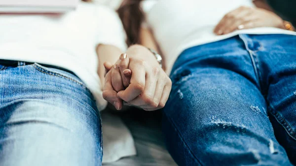 Imagem de um jovem casal deitado no chão na sala de estar . — Fotografia de Stock