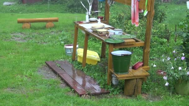 Regen vallen op verschillende dingen in boerderij — Stockvideo