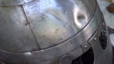 İnsanlar silah arıyorum, hayvan derileri ve elbiseler, yaz Fuarı