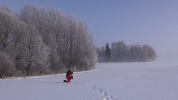 Robienia zdjęć w zimowy dzień fotograf — Wideo stockowe