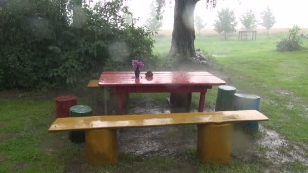 Chuva caindo na mesa e bancos na fazenda — Vídeo de Stock