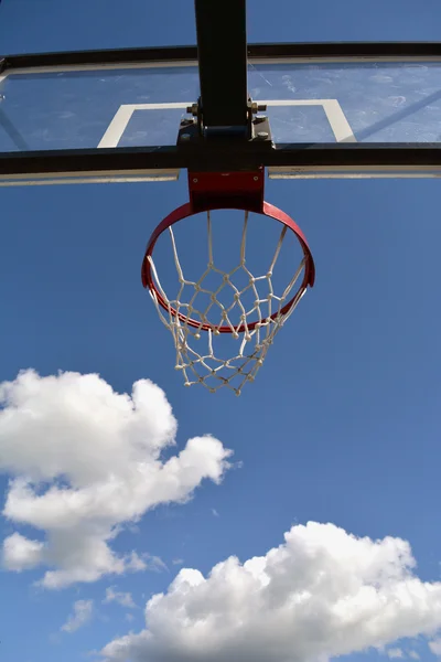 Basketball hoop against sky — Stock Photo, Image