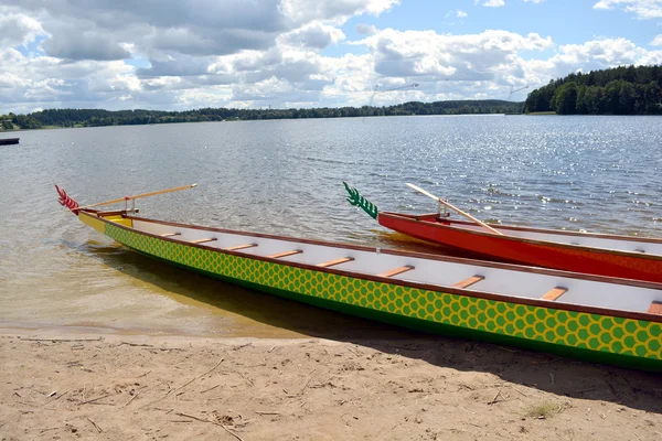 Båtar dekorerad med svansar och skala mönster — Stockfoto