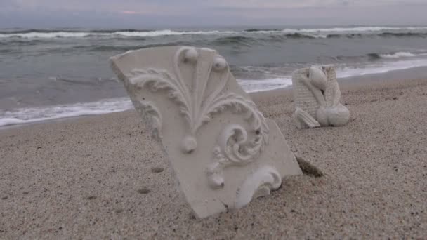 Duas peças de gesso na praia — Vídeo de Stock