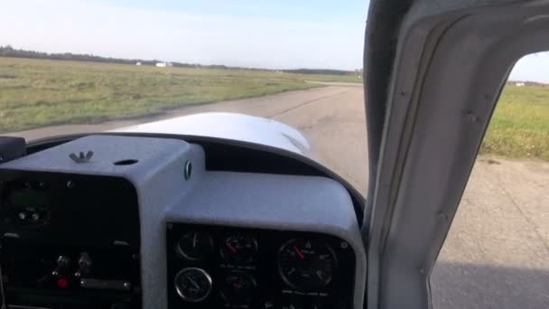 Pequeno avião a descolar — Vídeo de Stock