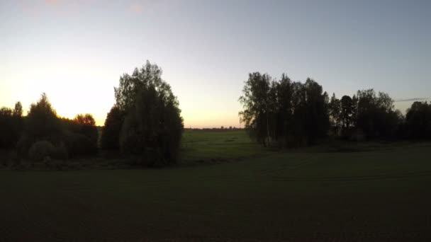 Восход солнца над полями на рассвете, время 4k — стоковое видео