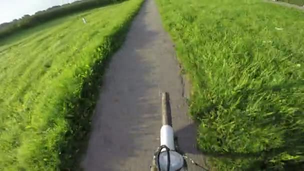 Uitzicht vanaf de bewegende fiets, 4k — Stockvideo