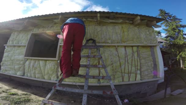 Bouwer isolerende houten boerderij huis muur, 4k — Stockvideo