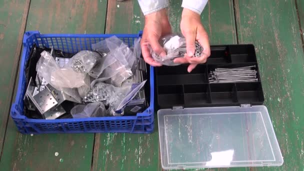 Строитель сортирует ногти — стоковое видео