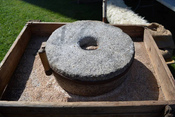 Antik millstone aracı Ortaçağ fuarında — Stok fotoğraf