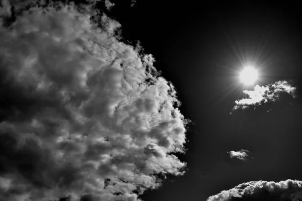 Matahari dan langit awan, b & w Gambar — Stok Foto