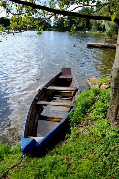 Eski ahşap tekne resort göl kıyısına yakın mavi — Stok fotoğraf