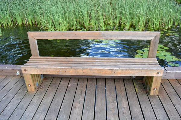 木长凳在湖海岸在公园 — 图库照片