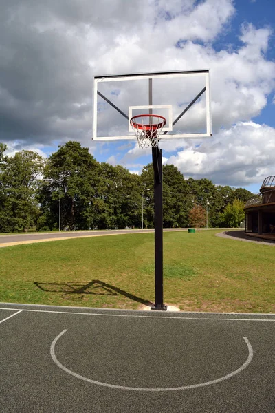 Basketbalový koš v resort park — Stock fotografie