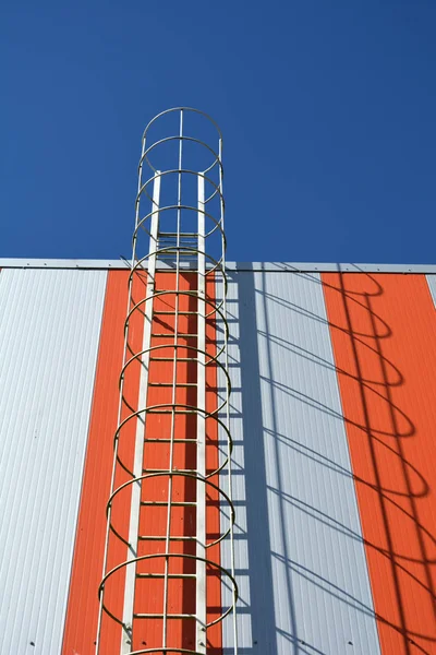 Parede de edifício industrial moderno com escada de metal, escadas — Fotografia de Stock