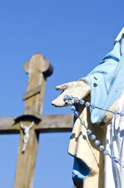 Skulptur der heiligen Maria Hand und des verschwommenen Kreuzes — Stockfoto