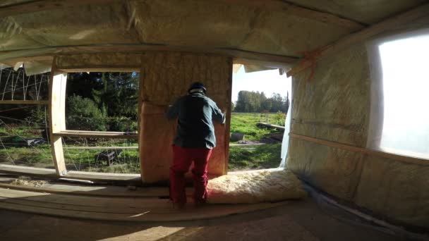 Bauunternehmer mit Schutzhut, der den Rahmen des Hauses isoliert, 4k — Stockvideo