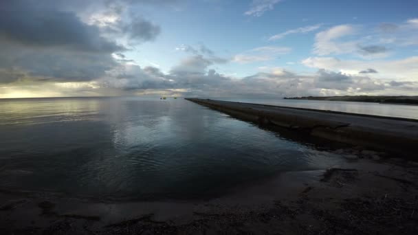 Costa de la Laguna Curónica con muelle, 4K — Vídeos de Stock