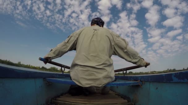 Mann rudert ein Boot, 4k — Stockvideo