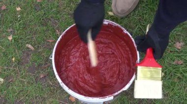 Kırmızı boya karıştırma ressam