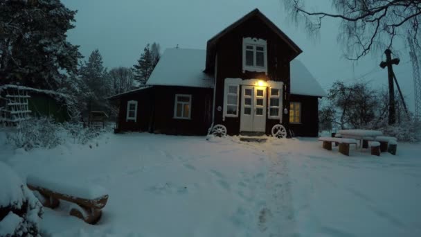 Casa de madera en la noche de invierno, lapso de tiempo 4K — Vídeo de stock