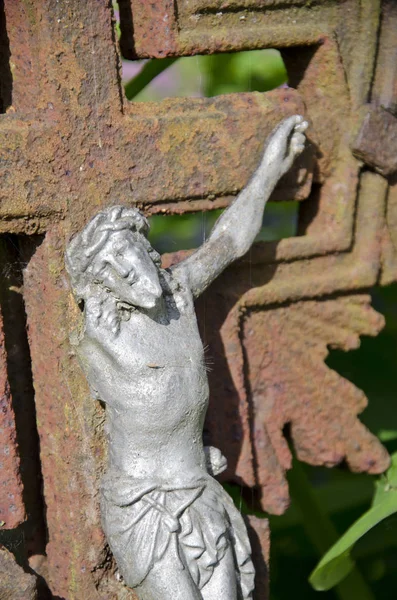 Crucifixión antigua con una mano Jesucristo en cruz oxidada —  Fotos de Stock