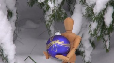 Noel baubles tutan iki ahşap sanatçı modelleri