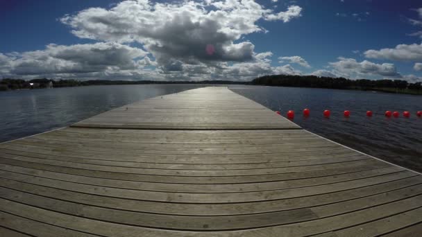 Steg in den Badesee mit sonnigem Sommertag, 4k — Stockvideo