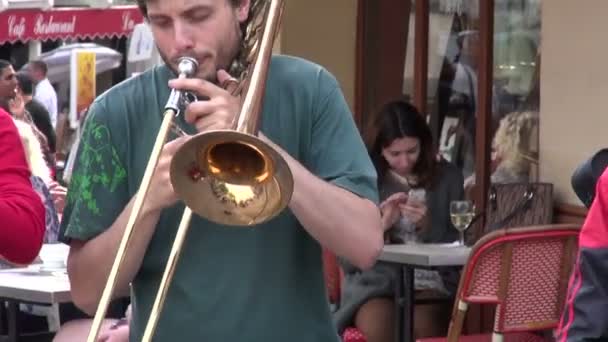Група молодих музикантів, що грають на Монмартр в Парижі — стокове відео