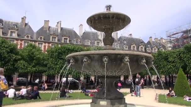 Lidé a starou kašnu s šplouchnutí v parku Paris, Francie — Stock video