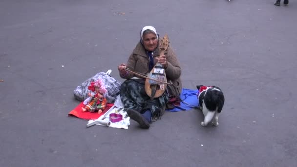 Yaşlı kadın müzisyen Muhacir Paris sokak, Fransa eski keman üzerinde oyun — Stok video