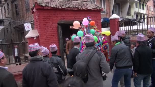 카트만두 거리에서 축 하 하는 사람들. 결혼식 축제 조각, 2013 년 12 월 18 일, 카트만두, 네팔 — 비디오