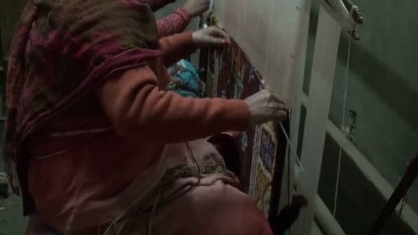 Het weven van de Nepalese dames kleding en tapijten van Kathmandu, Nepal, — Stockvideo