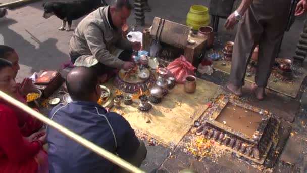 Άτομα σε Ινδουισμός τελετή Κατμαντού, Νεπάλ, Δεκέμβριος 19, 2013 — Αρχείο Βίντεο