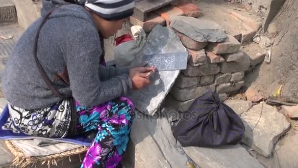 Nepalesische Künstlerin bearbeitet Stein Souvenir in der Nähe swayambhunath stupa - kathmandu, nepal — Stockvideo