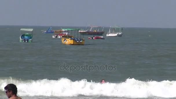 Много людей туристов на красивом курортном пляже недалеко от Аравийского моря в Гоа, Индия — стоковое видео