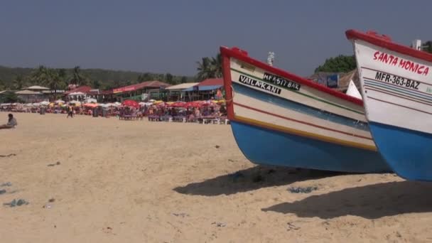 Coloridos barcos de madera y personas en el mar Arábigo hermosa playa turística en Goa, Panaji — Vídeos de Stock